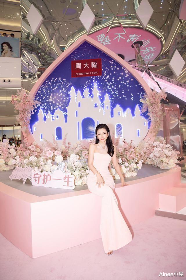 粉色|李冰冰都快半百了，可穿粉色还挺有气质的，鱼尾裙秀出窈窕身材