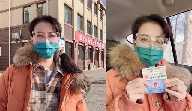 发型 周海媚终于换新发型，穿羽绒服扎马尾气质大变，出门打针回头率高