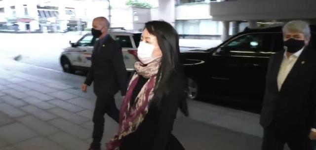 孟晚舟|没有老公陪伴，孟晚舟独自优雅！穿黑裙露大腿，还戴丝巾凹造型