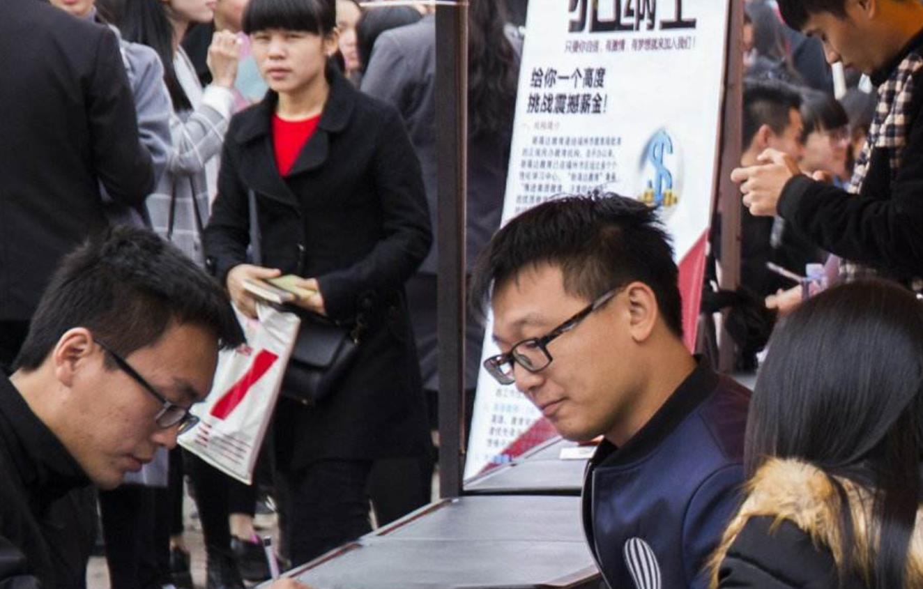 煤气灯|毕业生求职遭国企拒绝，原因竟是因为“名字”，网友看完哭笑不得