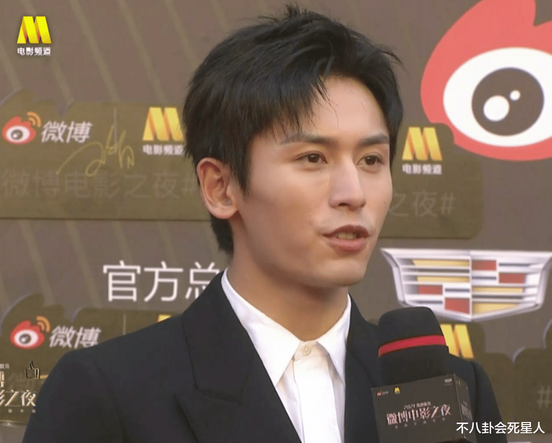 陈飞宇|上影节红毯生图：陈飞宇嘴凸黑眼圈重，孟美岐牙齿黄，景甜脸紧绷