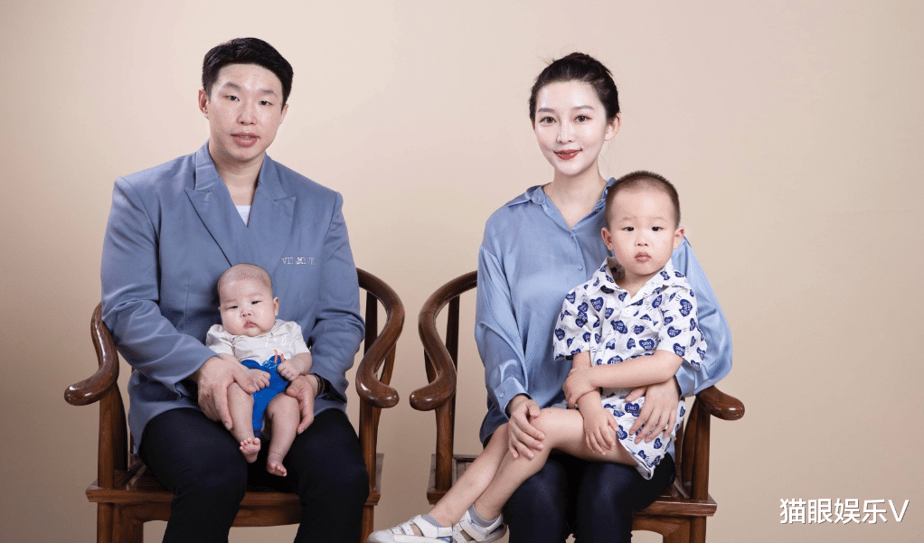 德云社|德云社烧饼带妻儿出游,一身潮服似大哥,娇妻打扮朴素专心看娃