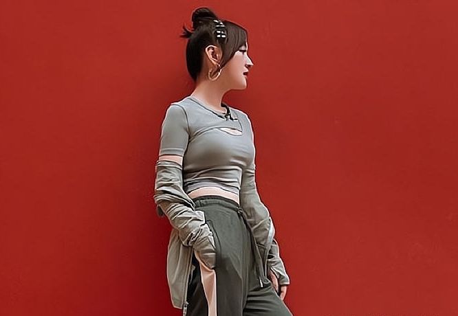 杨钰莹|杨钰莹穿露脐装拍大片，被指“状态不输00后”，引起热议