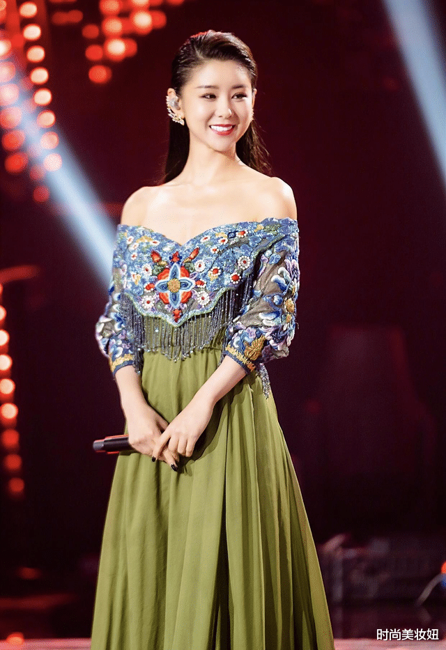 穿衣搭配 李小萌生二胎后更美了，穿小西装扎半马尾，甜美得像个小姑娘