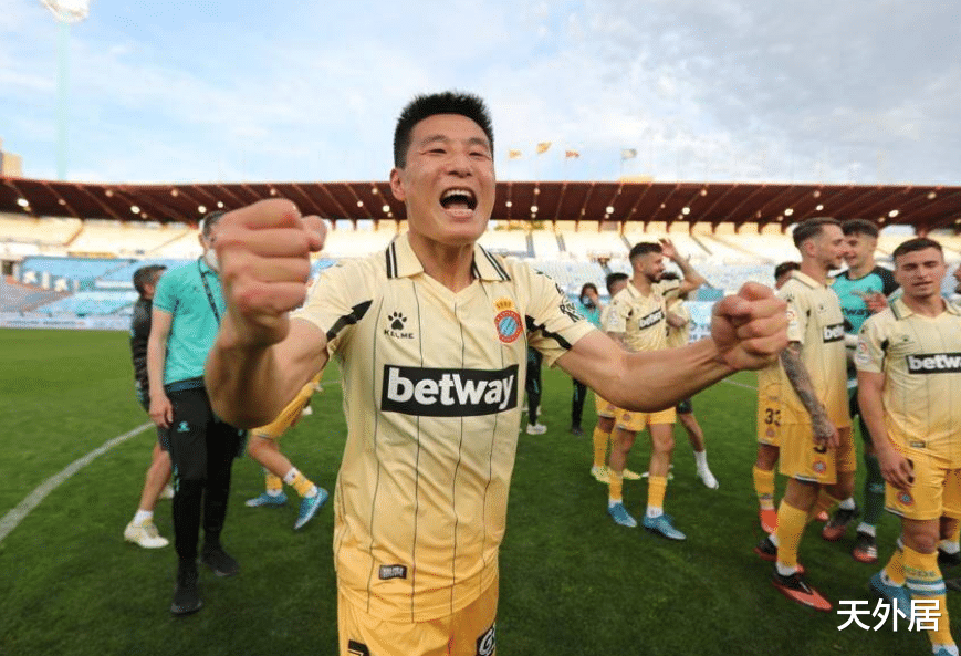 武磊|武磊脱球衣秀肌肉，疯狂握拳+怒吼，庆祝冲甲成功！巴萨送祝贺