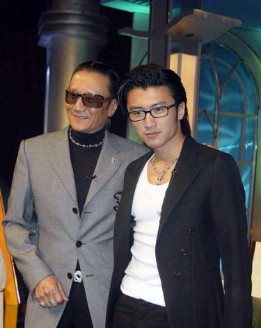 娱乐圈|他是娱乐圈隐形“太子爷”，24岁娶到梦中女神，今成影坛“炸弹”