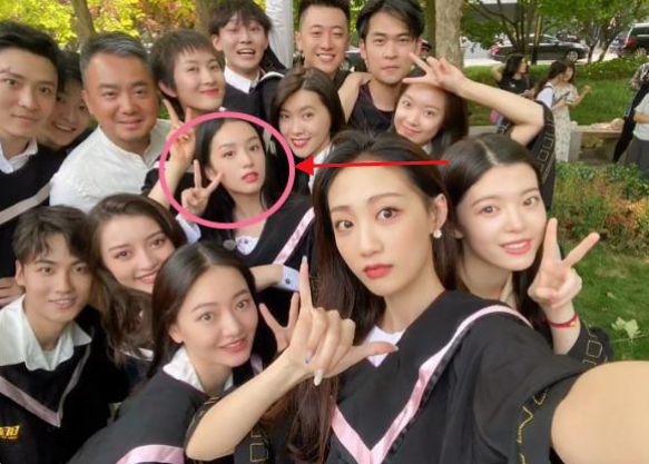 佟丽娅|看到了吗?2021届北影毕业照也是一场小型“鄙视链”