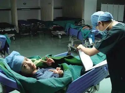 贾静雯|董卿最大对手！17岁扫厕所，23岁日本出道，她才是央视宝藏女孩