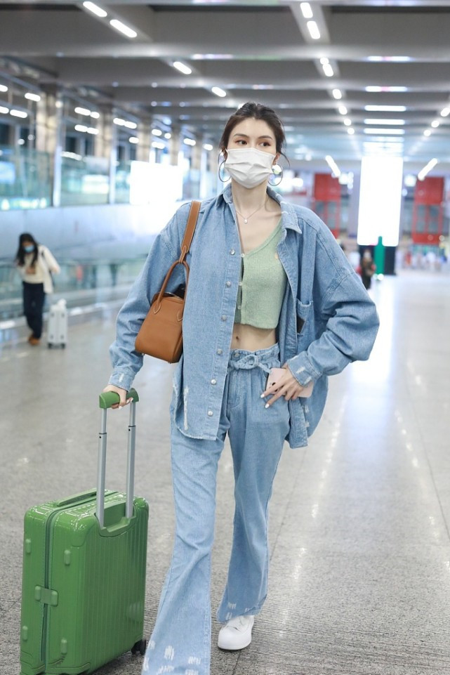 时尚潮流生活|何穗低调出行，穿一套牛仔衣内搭露脐装，喜欢运动身材好！