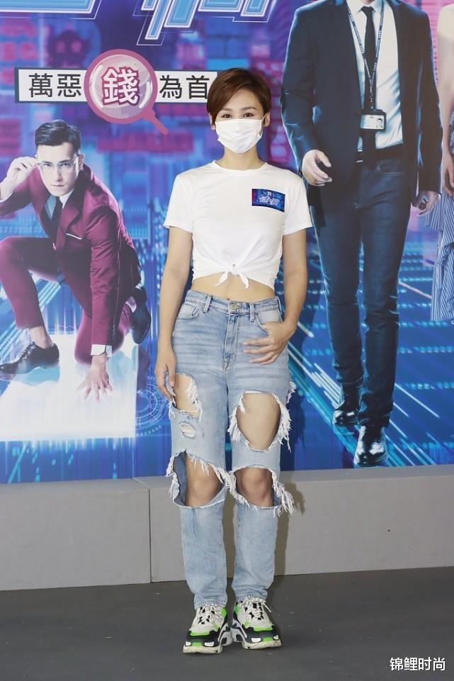 锦鲤时尚|高海宁的身材真是穿出来的，丝巾挂脖当肚兜，配拖地裤显出三七比