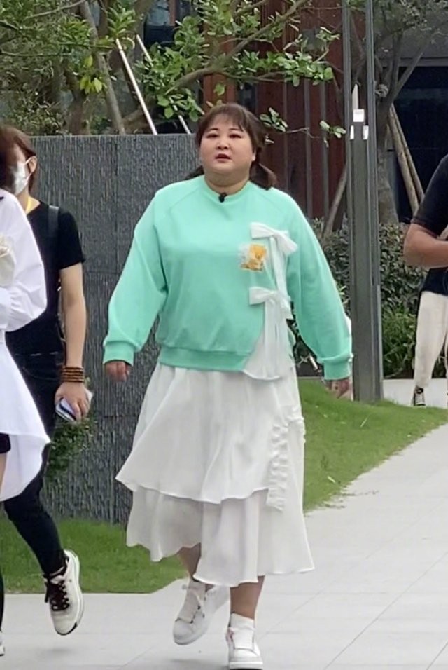 八只爪的猫 贾玲又没控制住身材，脖子胖出3层肉，穿长裙藏住粗腿仍有体积感
