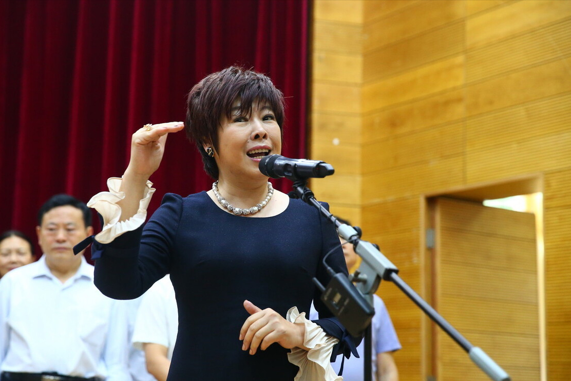 央视|曾是央视“顶梁柱”，因耍大牌被赶下舞台，今54岁活成买菜大妈