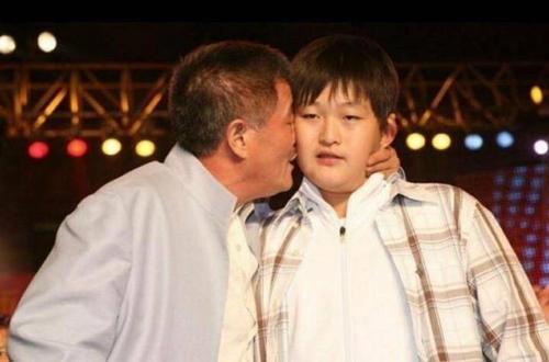  妈妈把四套房子全部给了儿子，生病后却求女儿照顾