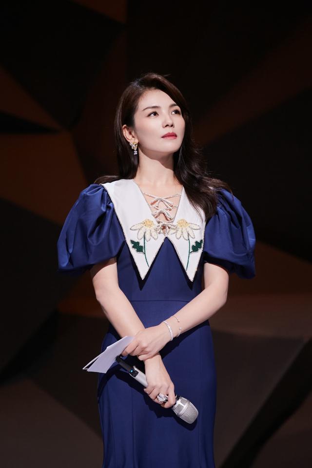 刘涛|刘涛主持《披荆斩棘的哥哥》,穿鱼尾裙亮相优雅大气,姐是专业的