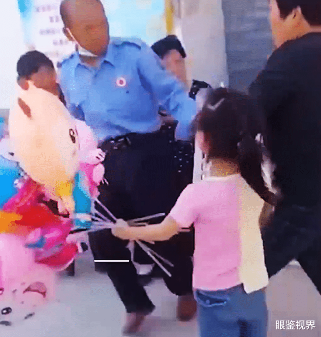眼鉴视界 陕西女孩景区卖气球被抢夺，哭喊着求放过，当地：保安已批评教育
