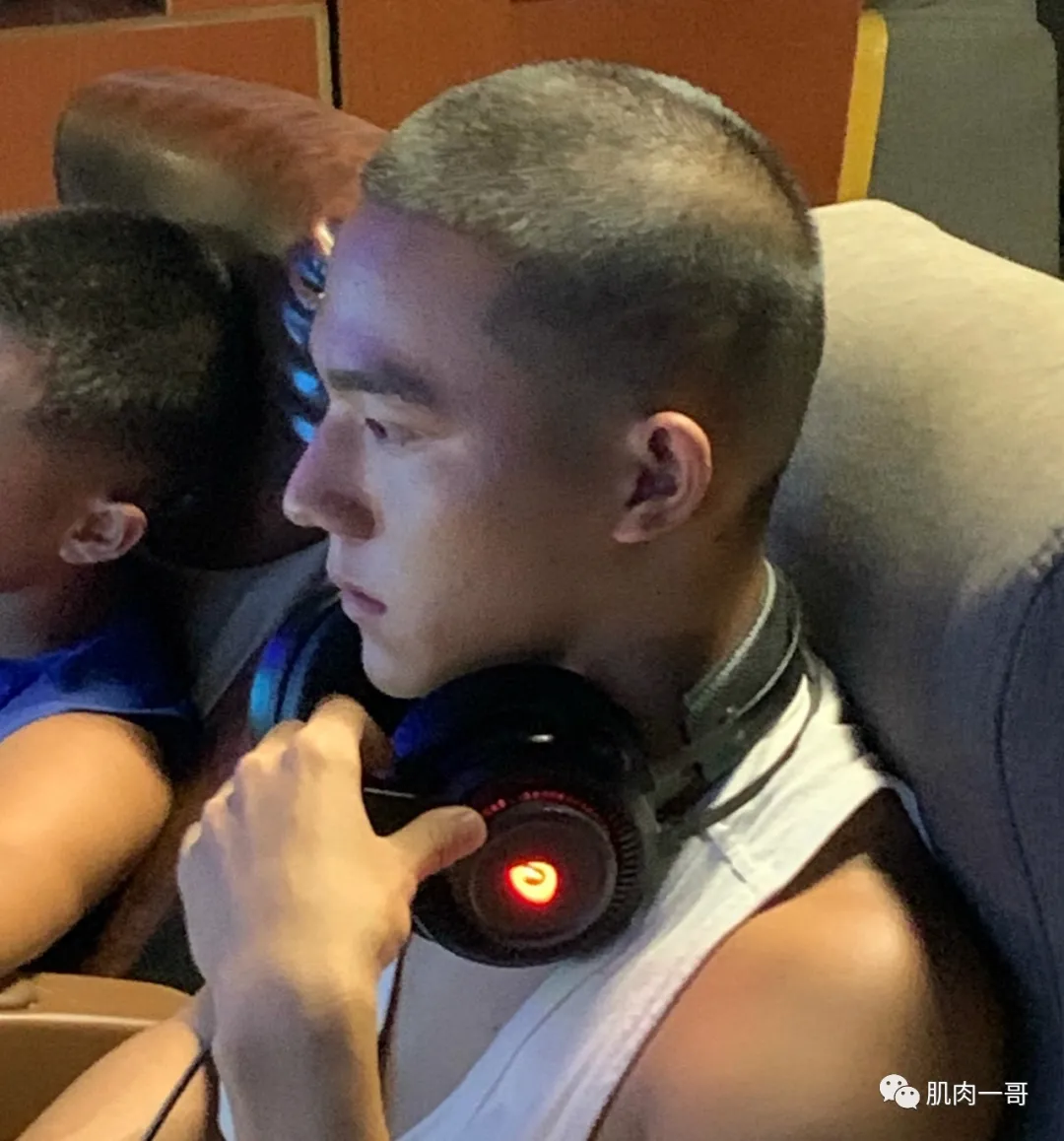 酸奶|网吧偶遇寸头天菜,果然男生留寸头最帅比