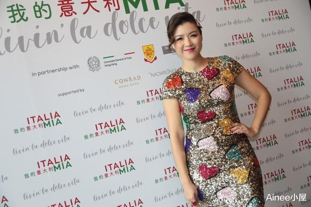 Ainee小屋|陈茵微身材“肉肉”的，穿紧身裙显迷人曲线，闪闪发光还挺美