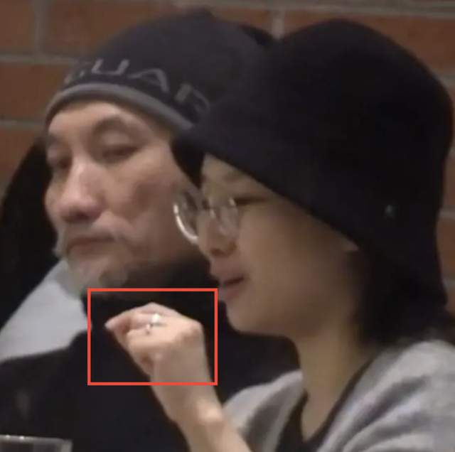 徐克|71岁名导徐克与女友深夜约会，牵手搭肩显亲密，女方染白发太抢镜