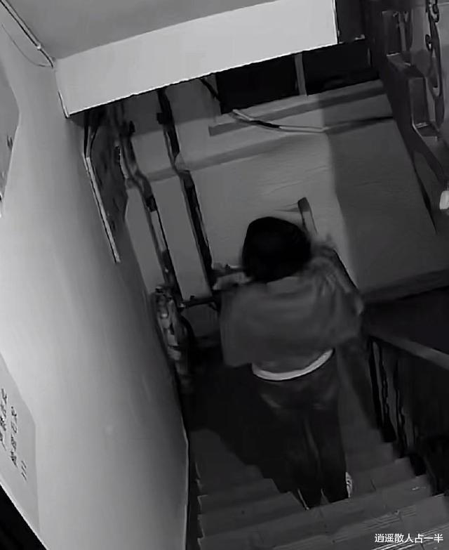 河北一女子每天在邻居门口梳头遭指责,随后女子一举动亮了