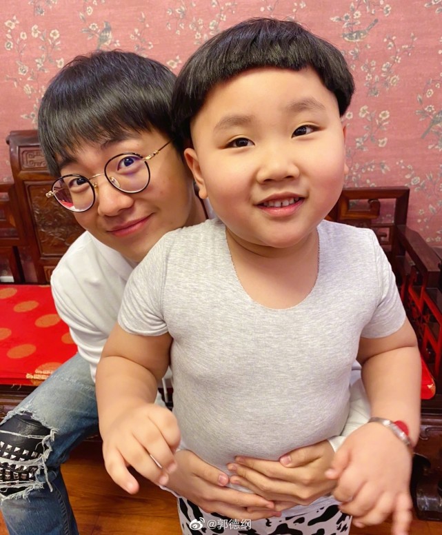 郭德纲|郭德纲老婆带小儿子去医院被偶遇，娘俩按规矩排队，四人贴身跟随