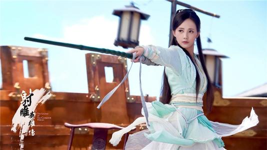 李一桐|李一桐因不满网友说她万年不红而用手怒指镜头挑衅观众,彻底凉了