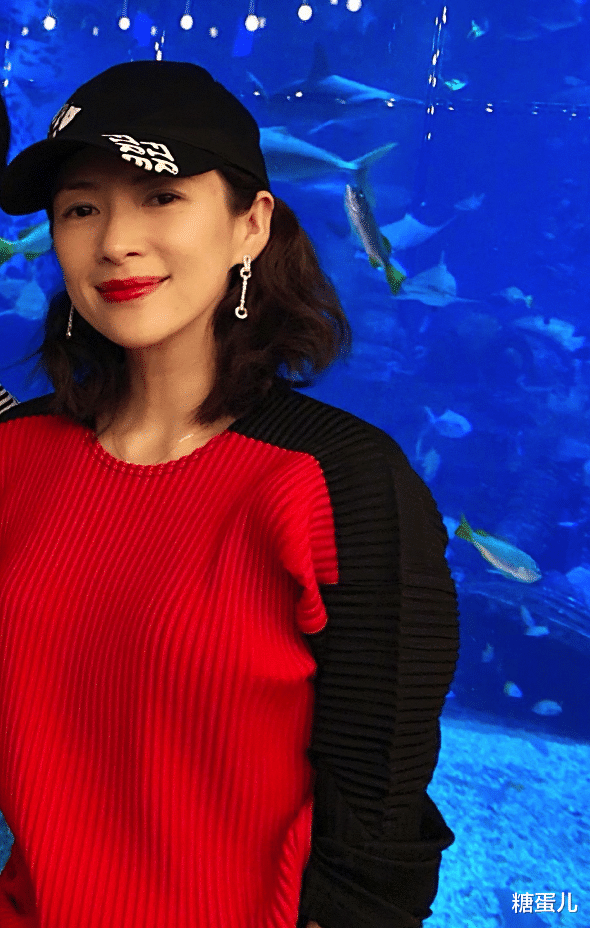 修图|章子怡的采访近照，穿粉衣显得年轻，但不修图就是一个中年大婶！