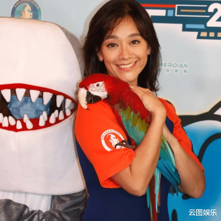 钱小豪|钱小豪前妻与儿子出席活动，51岁身材仍出众，罕谈大20岁富豪老公