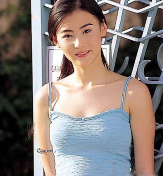 张柏芝|张柏芝演出时扣子裂开，有谁注意到小沈阳的手？网友：太机智了