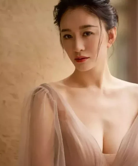 李小冉|李小冉这是什么路子？马上50岁了，却偏偏爱上性感风