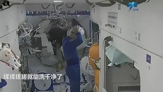 三位航天员在太空是怎么睡觉的?太空生活原来是这样的