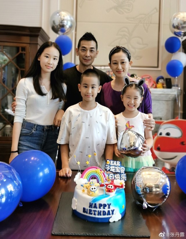 玫瑰|赵文卓大女儿国外独自庆生，14岁玫瑰身材高挑颜值高，像极爸爸
