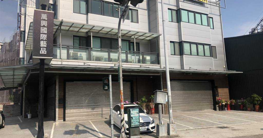 大国将苓 2名女流氓持枪讨百万债务，反遭对方2男压制殴打送医