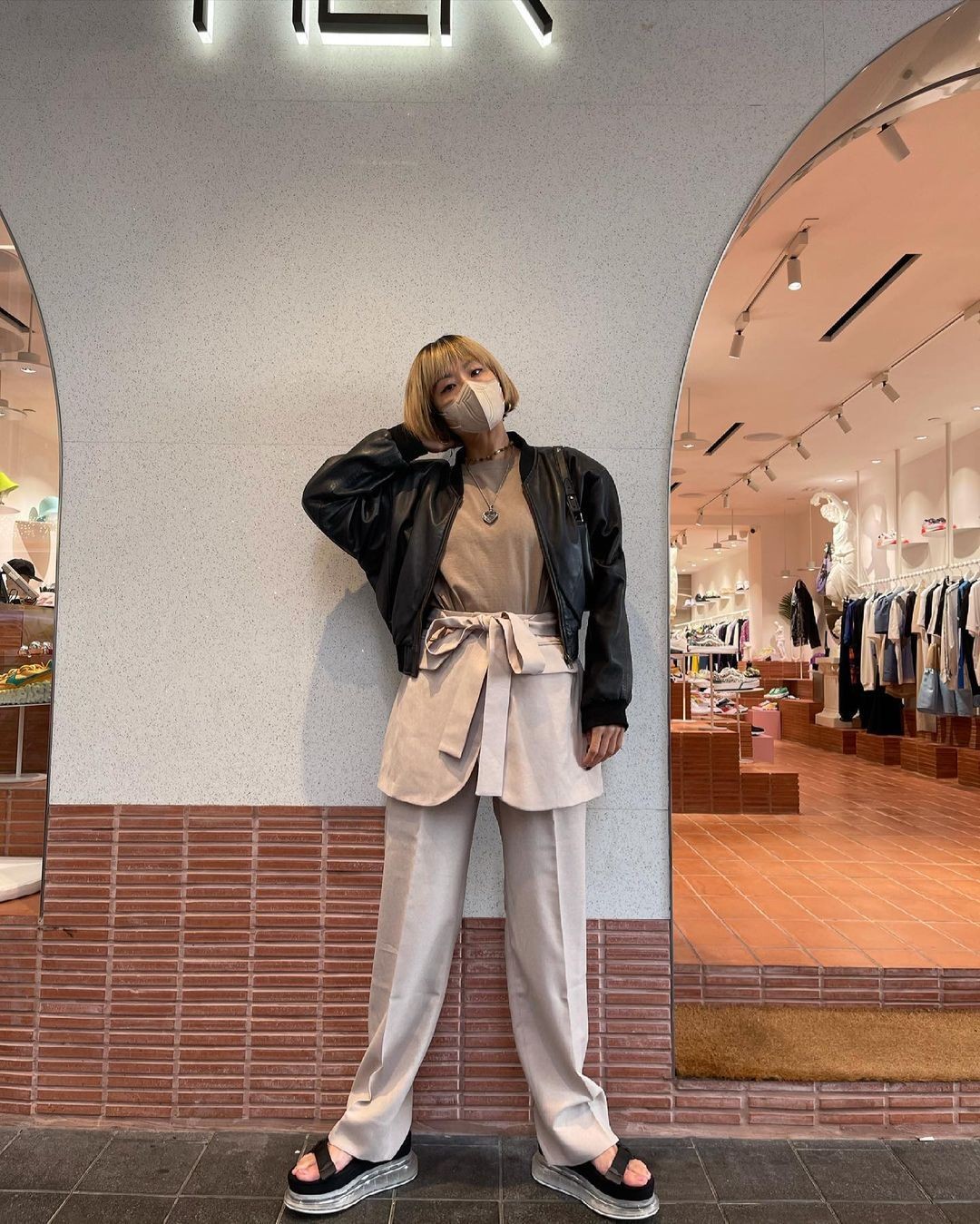 潮流前沿|徐濠萦穿衣风格真大胆！穿西装裤腰上围短裙，又飒又潮谁也比不过