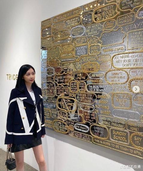 潘玮柏|潘玮柏妻子打扮得挺潮，穿韩风西装还戴顶“情趣帽”，时尚感真强