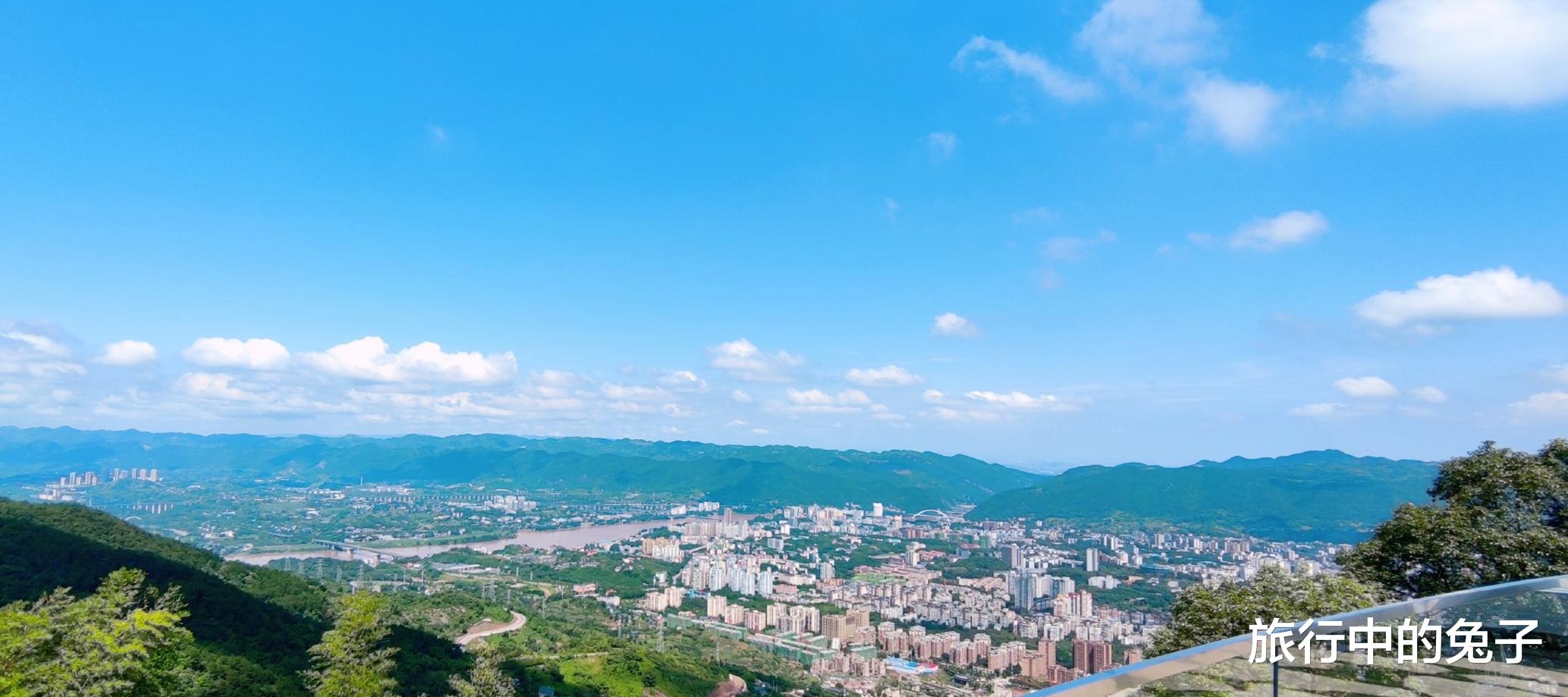 房价|重庆一片独栋烂尾别墅群，占满整座山坡，杂草丛生