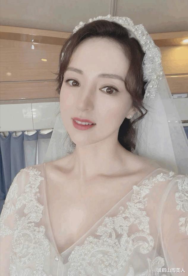 峨眉山周美人|42岁的董璇状态太好了,穿民国白婚纱晒自拍,精致优雅又迷人