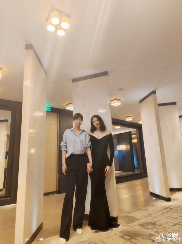 张梓琳|张梓琳产后半年穿礼服，透露还有七八斤瘦回孕前，自信露双下巴