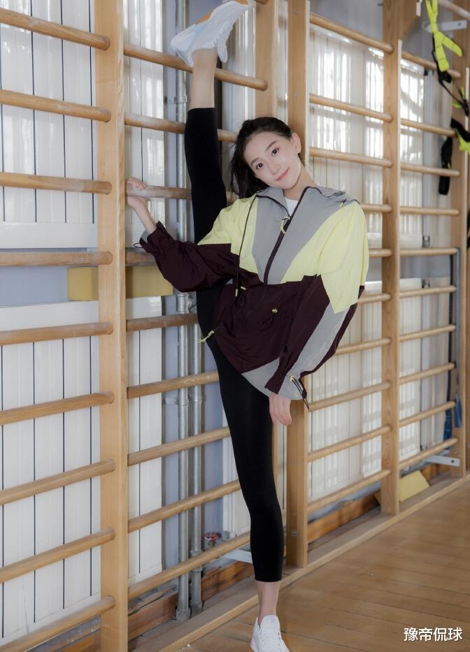 张豆豆|体操女神张豆豆因挺胸照走红！秀高难度一字马，拒进娱乐圈考北体