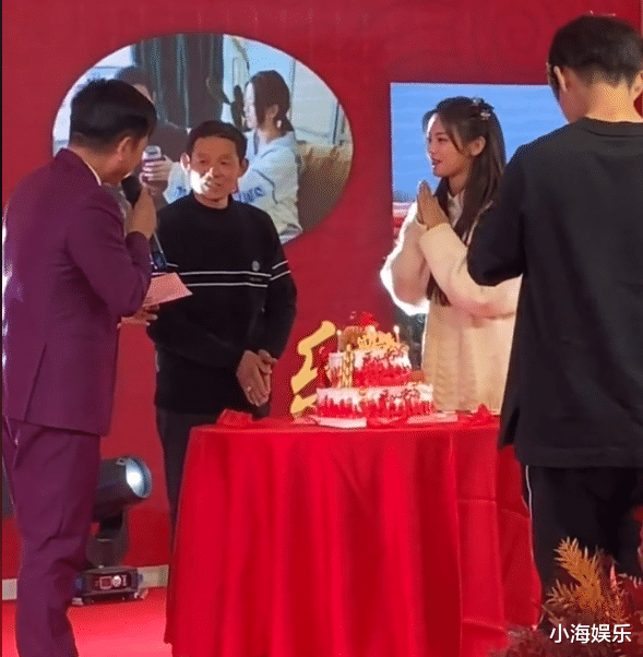 杨超越|杨超越回家为爸爸过寿，双手合十为爸爸祈愿，面对亲友低调有礼貌