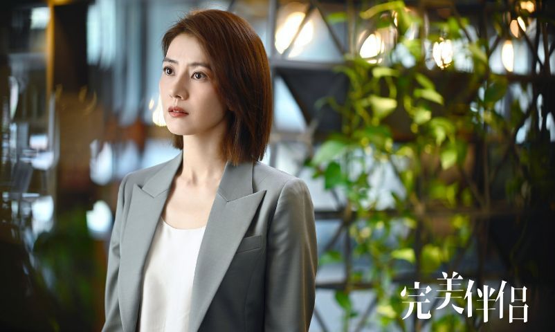 高圆圆|高圆圆8年后复出，42岁皱纹明显却难掩美貌，连舒淇都夸她完美