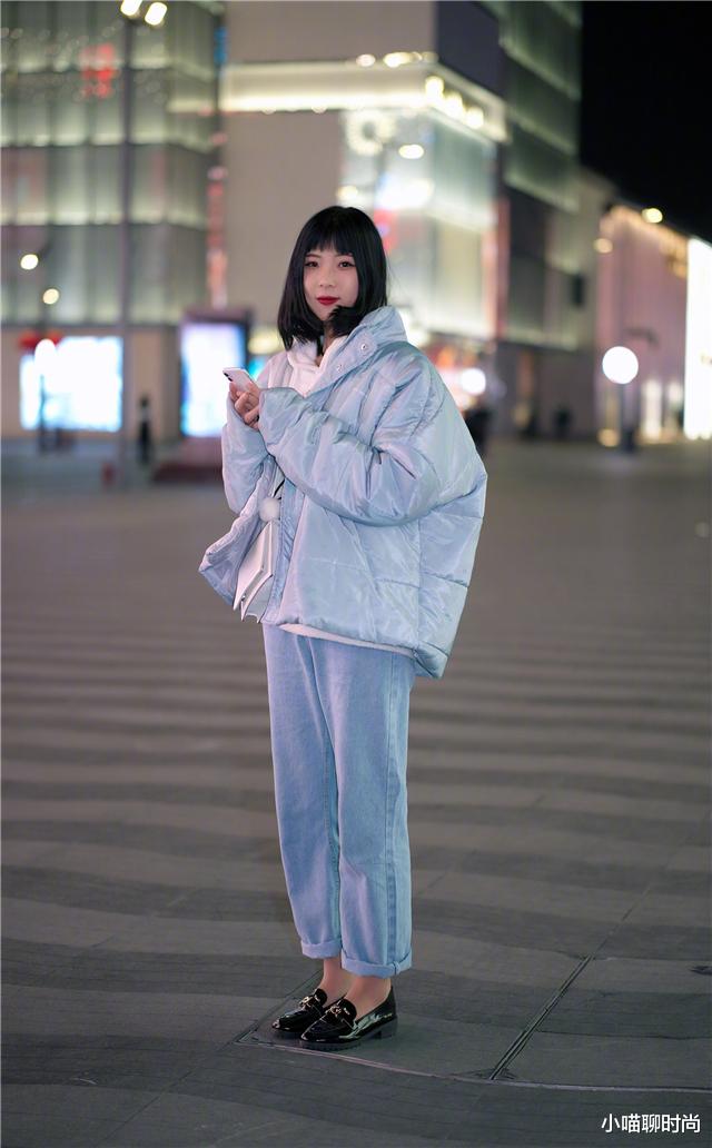 小喵聊时尚 穿羽绒服时，挑对颜色是关键，建议多穿这3种“高级色”，很减龄