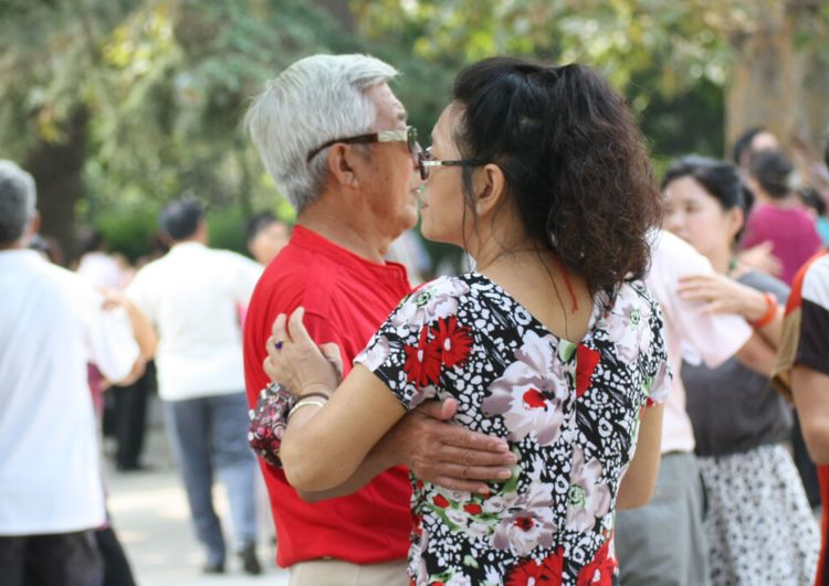 交谊舞|62岁大爷哭诉：跳交谊舞怎么还会被打？我是真的被打怕了 ?