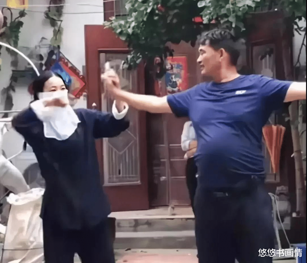 朱之文|网友喊话朱之文：与儿媳保持点距离，要有当公公的样子！