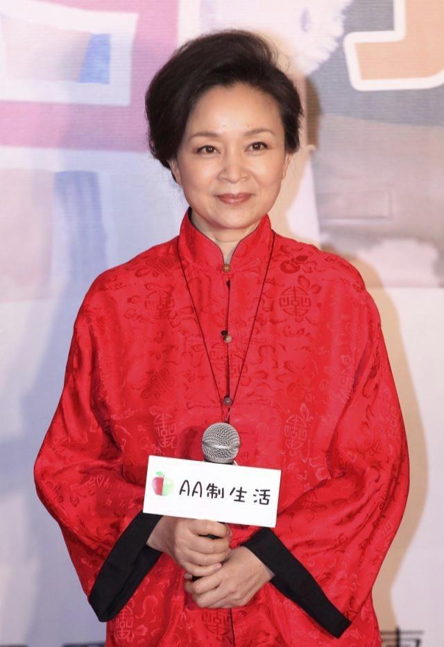 潮帮先生|63岁刘莉莉不玩老来俏，穿红色唐装老得优雅，不扮嫩气质更高级