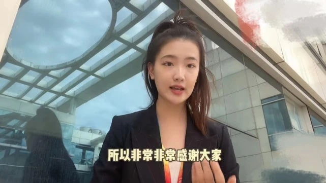 穿衣搭配|董明珠22岁秘书又上热搜!明星脸美出圈衣品更出色,职场穿搭好美