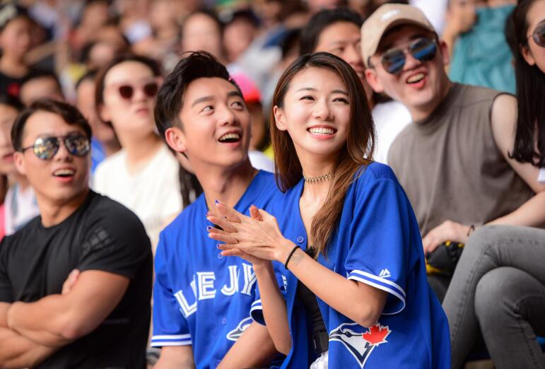 郑恺|看了郑恺31岁前任女友近照，再看看现任妻子，简直不是一个档次的