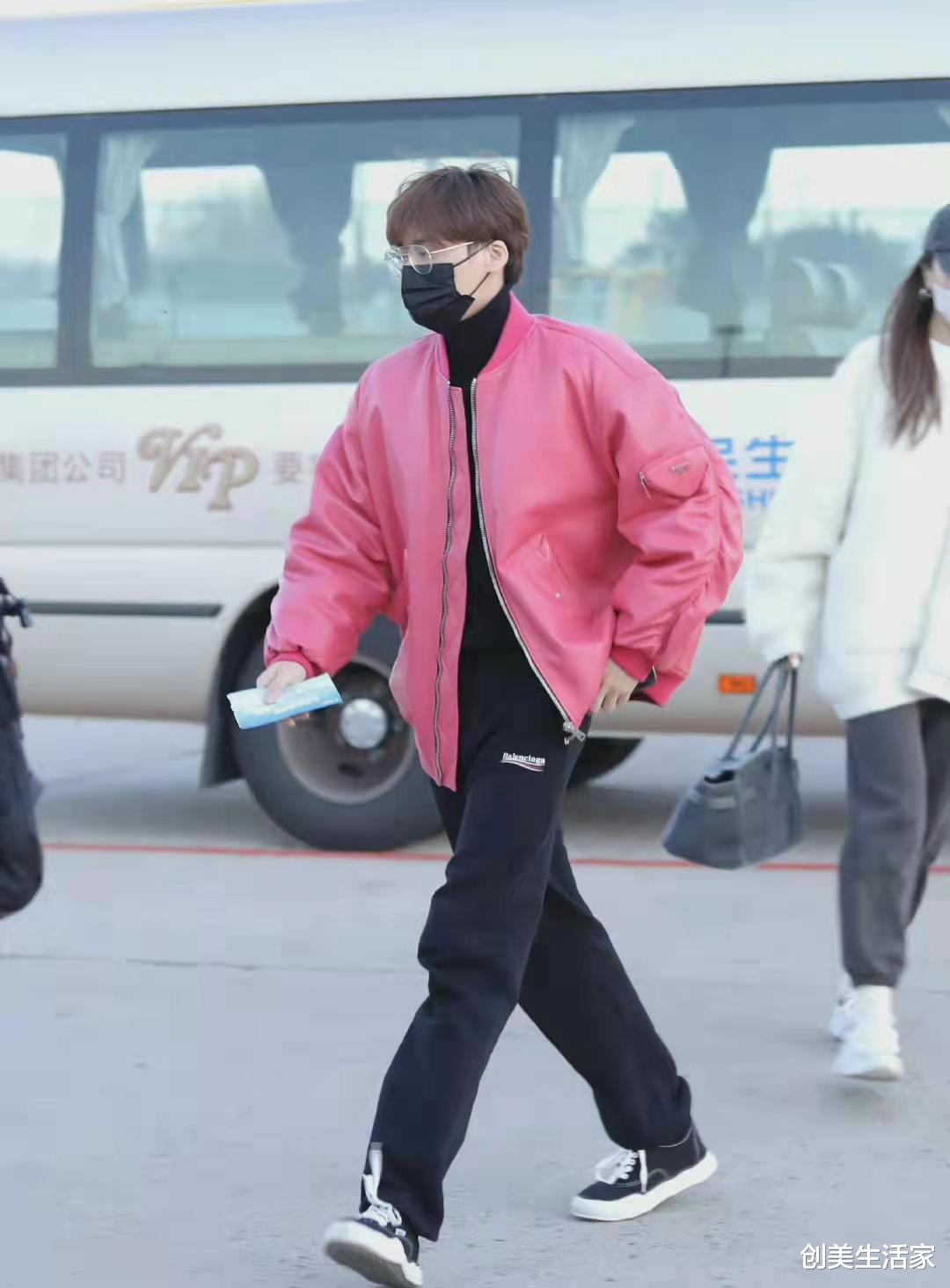 杨洋|李易峰粉色飞行夹克配黑色休闲裤，随性又帅气，满满的潮流范儿