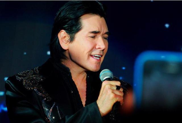 王一博|春晚记忆，费翔首登春晚为何只有上半身镜头？此次表演被封杀13年