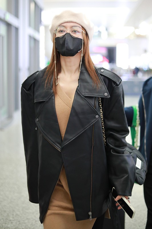 秦岚|40+的秦岚时尚感不输“小年轻”，黑色皮衣配中筒靴，日常又高级