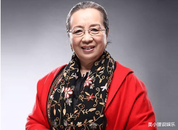 李明启|容嬷嬷年轻时竟是校花，本以为是开玩笑，晒出照片后：比香妃还美